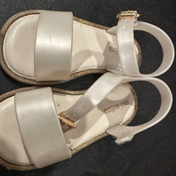 Girls’ Melissa Mini Mar III BB Sandals | Size 8 | White/Glitter - Picture 3 of 6